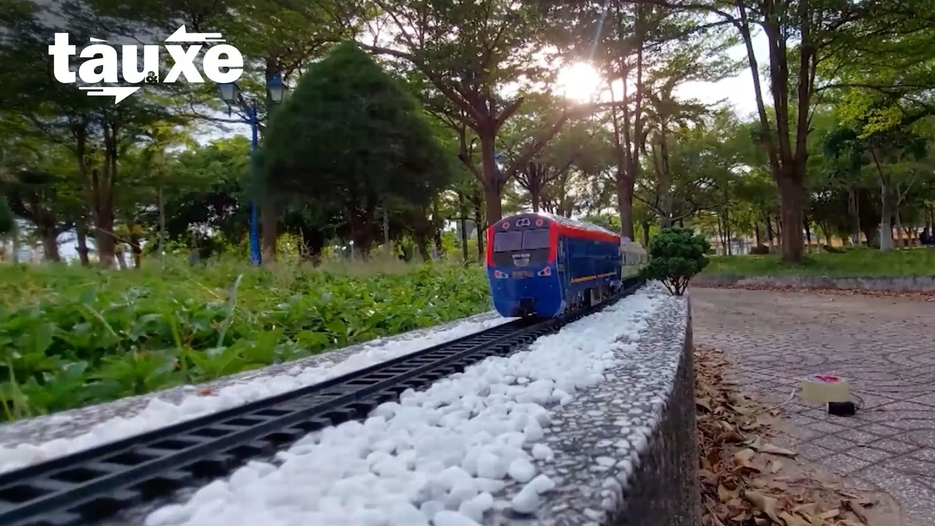 Mô hình tàu hỏa sống động dưới bàn tay nhóm bạn trẻ Việt | Bản tin Tàu và Xe | 02/01/2026